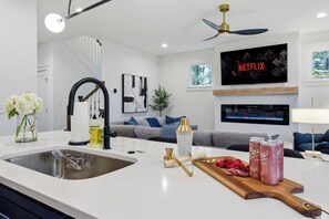 Interior - Hot Tub, Fire Pit, Office+Monitors, Walk2Beltline (Atlanta)