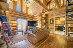 Living area - The Hemlock Lodge, Luxury Lakeside Log Cabin Estate. Hot tub, Dock, Boat Lift! (Manning)