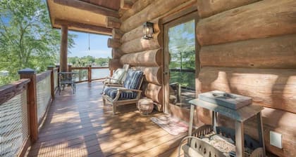 Lakeside Log Cabin. Hot tub, Dock, Boat Lift!