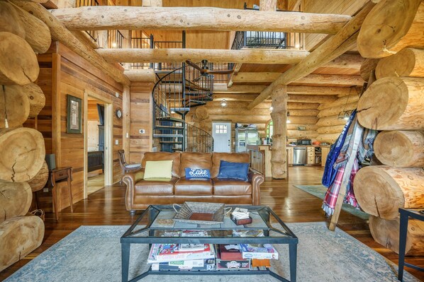 Living area - The Hemlock Lodge, Luxury Lakeside Log Cabin Estate. Hot tub, Dock, Boat Lift! (Manning)