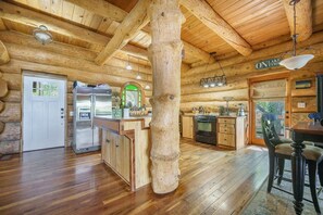 Private kitchen - The Hemlock Lodge, Luxury Lakeside Log Cabin Estate. Hot tub, Dock, Boat Lift! (Manning)