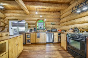 Private kitchen - The Hemlock Lodge, Luxury Lakeside Log Cabin Estate. Hot tub, Dock, Boat Lift! (Manning)