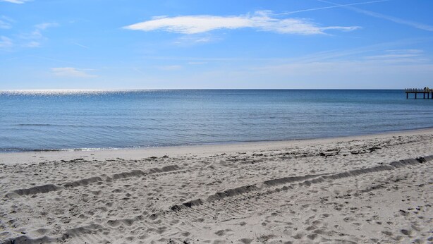 A beach with clear skies and calm waters. - Cozy home in Ystad with sauna (Ystad)