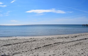 A beach with clear skies and calm waters. - Cozy home in Ystad with sauna (Ystad)