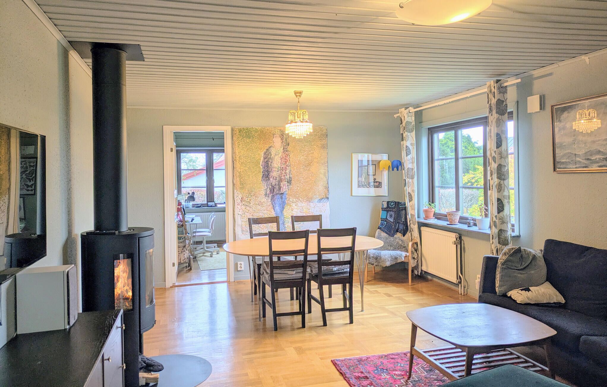 Een televisie en een open haard