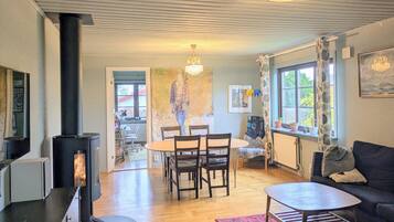 Een televisie en een open haard