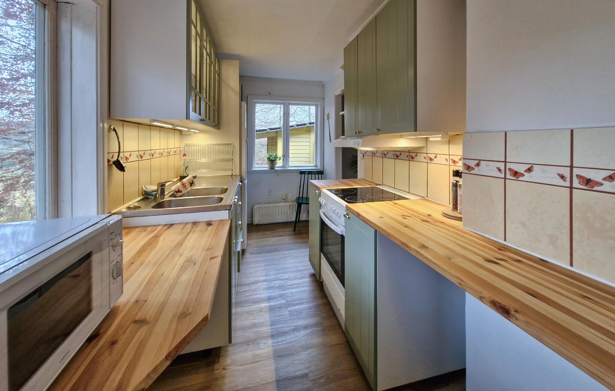 Kühlschrank, Ofen, Herdplatte, Wasserkocher mit Kaffee-/Teezubehör