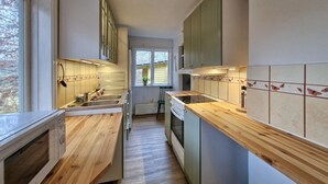 Kaffetrakter/tekoker, kjøleskap, mikrobølgeovn og ovn