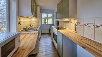 Kjøleskap, ovn, kokeplater og kaffetrakter/tekoker