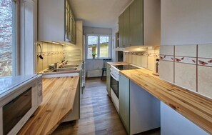 Fridge, oven, stovetop, coffee/tea maker - 2 bedroom lovely home in Höör (Höör)