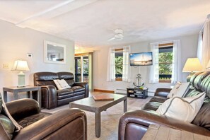 Talo, useita sänkyjä, parveke, osittainen valtamerinäköala (Nubble View) | Oleskelualue