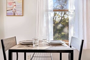 Talo, useita sänkyjä, parveke, osittainen valtamerinäköala (Nubble View) | Ruokailu