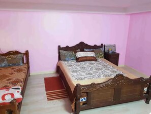 Een strijkplank/strijkijzer, wifi, beddengoed