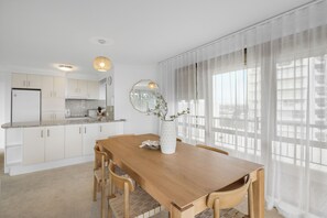 Căn hộ, 2 phòng ngủ, ban công, quang cảnh biển | Phòng ăn