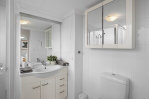 Căn hộ, 2 phòng ngủ, ban công, quang cảnh biển | Phòng tắm