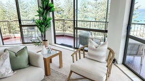 Lägenhet - 2 sovrum - balkong - havsutsikt | Vardagsrum