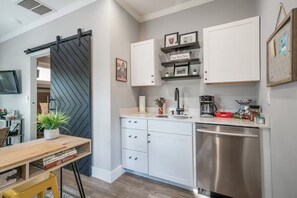 Private kitchen - Cozy 1-bedroom apartment in soothing Atlanta-3 miles to Mercedes Stadium! (Atlanta)