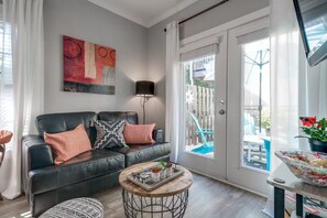 Smart TV - Cozy 1-bedroom apartment in soothing Atlanta-3 miles to Mercedes Stadium! (Atlanta)