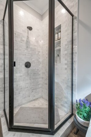Hair dryer, towels, soap, toilet paper - Cozy 1-bedroom apartment in soothing Atlanta-3 miles to Mercedes Stadium! (Atlanta)