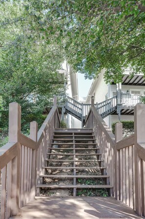 Property grounds - Cozy 1-bedroom apartment in soothing Atlanta-3 miles to Mercedes Stadium! (Atlanta)