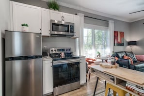 Private kitchen - Cozy 1-bedroom apartment in soothing Atlanta-3 miles to Mercedes Stadium! (Atlanta)