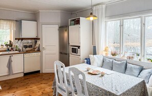Kjøleskap, mikrobølgeovn, kokeplater og oppvaskmaskin