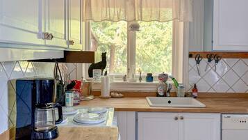 Frigorífico, placa de cocina, lavavajillas y cafetera o tetera