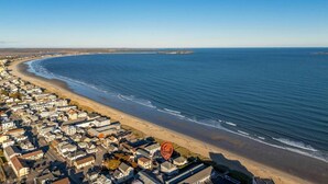 An aerial view of a coastal town with a beach, houses, and a clear blue sky. - Danemead Cottage - For 10ppl (Old Orchard Beach)