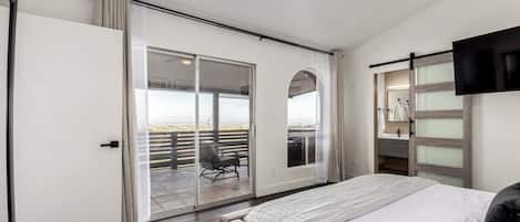 Escritorio, tabla de planchar con plancha, wifi y ropa de cama