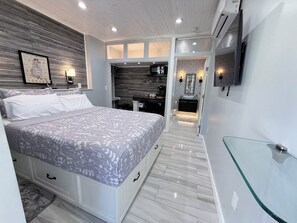 WiFi, bed sheets - Garden Studio • Historic Northwood Near Downtown (West Palm Beach)