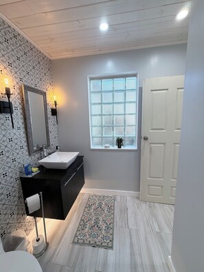 Shower, hair dryer, towels, soap - Garden Studio • Historic Northwood Near Downtown (West Palm Beach)