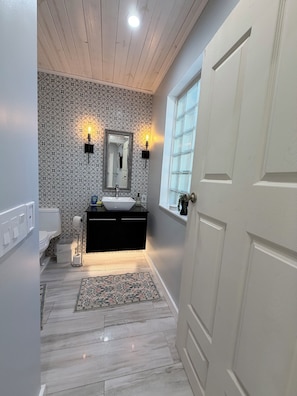 Suihku, hiustenkuivaaja, pyyhkeet, saippua