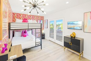 Een strijkplank/strijkijzer, beddengoed