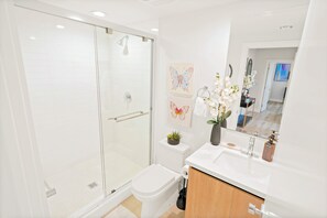 Een douche, een haardroger, handdoeken, zeep