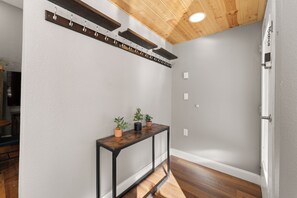 Condo (0 Bedroom) | Servicio de la propiedad