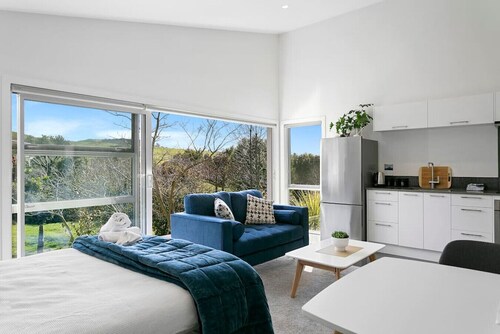 Adorable One Bedroom Romantic Getaway - stylish, newly decorated, sunny & beautiful