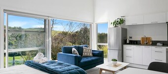 Adorable One Bedroom Romantic Getaway - stylish, newly decorated, sunny & beautiful