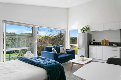 Adorable One Bedroom Romantic Getaway - stylish, newly decorated, sunny & beautiful