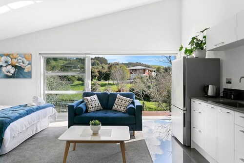 Adorable One Bedroom Romantic Getaway - stylish, newly decorated, sunny & beautiful