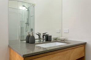Bathroom - Adorable One Bedroom Romantic Getaway - stylish, newly decorated, sunny & beautiful (Taupō)