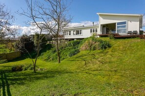 Exterior - Adorable One Bedroom Romantic Getaway - stylish, newly decorated, sunny & beautiful (Taupō)