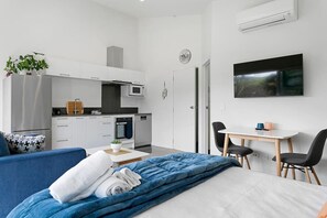 Room - Adorable One Bedroom Romantic Getaway - stylish, newly decorated, sunny & beautiful (Taupō)