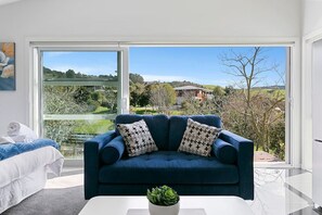 Living area - Adorable One Bedroom Romantic Getaway - stylish, newly decorated, sunny & beautiful (Taupō)