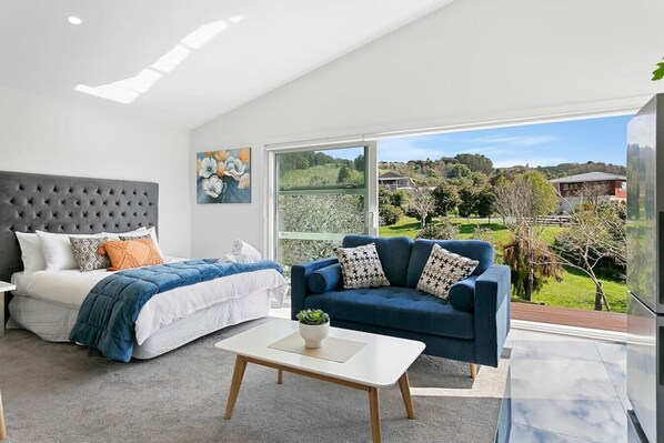 Living area - Adorable One Bedroom Romantic Getaway - stylish, newly decorated, sunny & beautiful (Taupō)