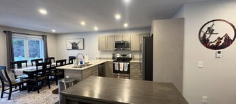 New Townhome- Minutes from Mountain, Hot tub, game room