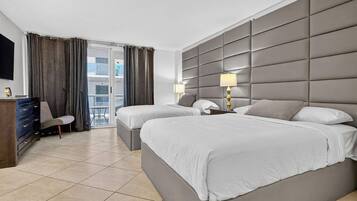 Tabla de planchar con plancha, wifi y ropa de cama