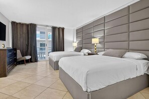 Tabla de planchar con plancha, wifi y ropa de cama 