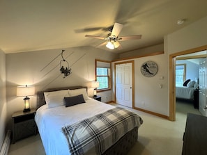 Iron/ironing board, WiFi, bed sheets - New- Minutes to Mount Snow, Hot Tub, Private (Wilmington)