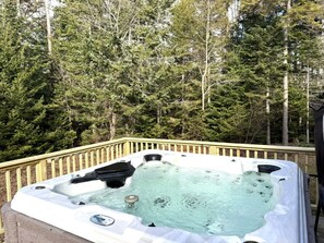 Outdoor spa tub - New- Minutes to Mount Snow, Hot Tub, Private (Wilmington)