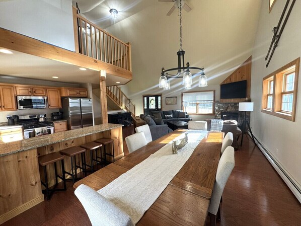 TV, fireplace - New- Minutes to Mount Snow, Hot Tub, Private (Wilmington)